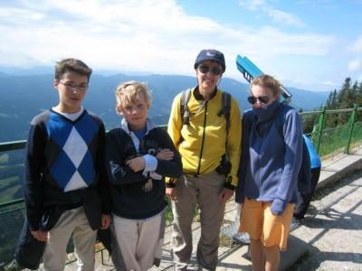 Bei der Bergstation: Alexandre, Georg, ich und Vilma