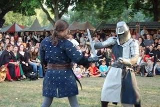Mittelalter-Spektakel: Gaukler und Schwertkämpfer in Regensburg