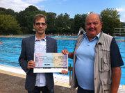 Scheckübergabe an Norbert Wudke, Sportlicher Leiter des Schwimm-