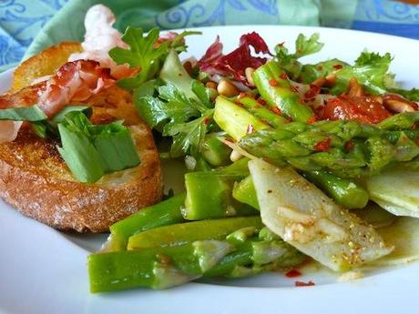 Grüner Spargel mit Blattsalaten, Kohlrabi, Tomaten und Crostinis
