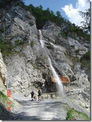 Wasserfall über dem Weg