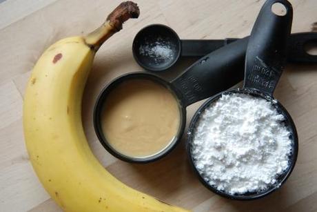Schoko-Bananen-Haferflocken-Kuchen mit Erdnuss-Bananen-Glasur