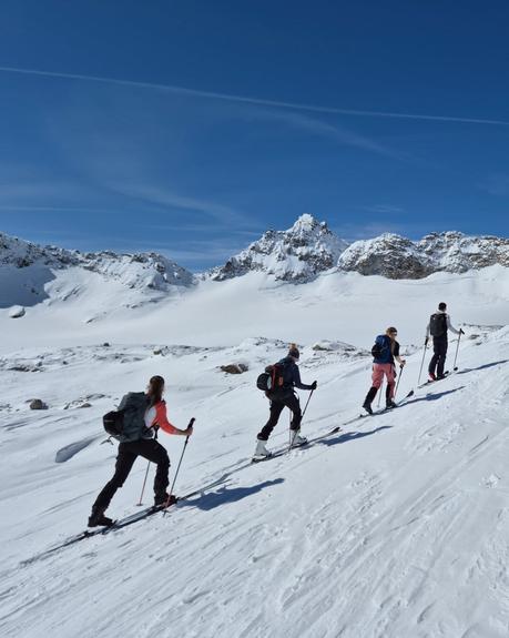 ⛷️🌞 Hoher Sonnblick 🌞⛷️ Für uns Salzburger ist es fast Pflicht, im Frühjahr auf den Sonnblick im Talschluss des Raurisertals auszurücken. Zugegeben: Der erste Abschnitt macht nicht besonders Lust auf die Tour. Aber hat man sich einmal den steilen Sommerweg bis zum Neubau hinaufgequält, landet man in einem hochalpinen Skitourenparadies. 🏔 Über weitläufiges Gelände und zum Schluss über das schwindende Goldbergkees erreicht man schließlich den Gipfel inkl. Sonnblickwarte und Zittelhaus. Zweites sucht übrigens gerade nach einem neuen Pächter.