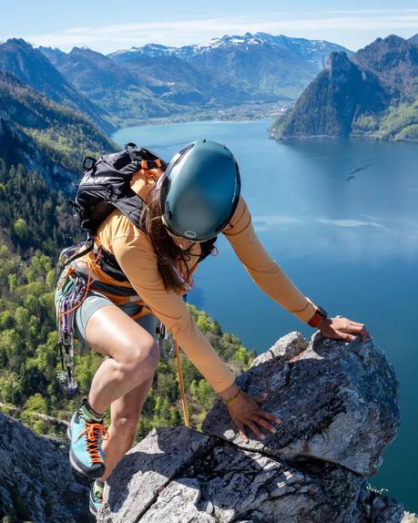Wie oft haben wir uns schon gedacht: Der Traunstein Südwestgrat wäre eine ideale Frühjahrs-Unternehmung. Eine schöne Kombination aus leichter Kletterei, einigen Höhenmetern zu Fuß und einer ordentlichen Portion kitschiger Aussicht auf den türkisblauen Traunsee. 🏞