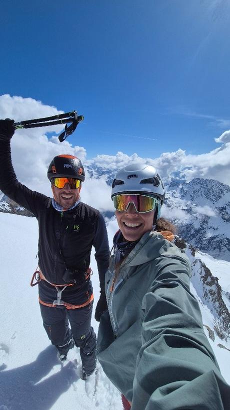 Steile Nordflanken mit konserviertem Pulverschnee, daneben weite Firnhänge, hoch darüber spitze Grate und mittendrin die @fornohuette. ⛷️🏠❄️ Großartiger hätte unserer Skitouren-Finale nicht sein können. Diesen Trip ins Bergell vergessen wir sicher nicht so schnell. 🫶🏻 @atomicski @scarpa_at @expedint