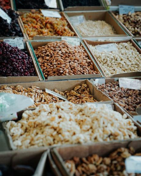 Auf einem Markt oder in einem Geschäft ausgestellte Kisten mit verschiedenen Nüssen und Trockenfrüchten.