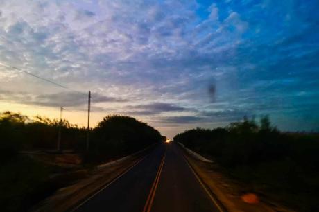 Sonnenaufgang kurz hinter der Grenze von Peru in der Wüste