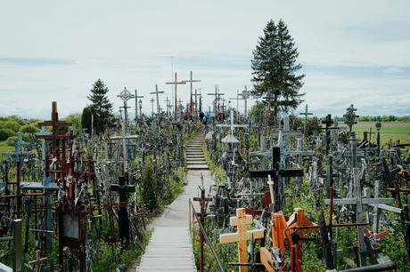 Ein Hügel, der mit Hunderten von Kreuzen bedeckt ist, durch die ein zentraler Weg und eine Treppe nach oben führen.