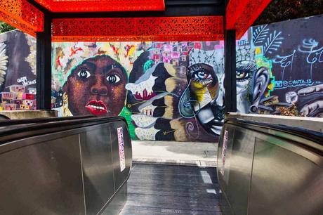Graffiti am Ende einer Rolltreppe in der Comuna 13 in Medellin