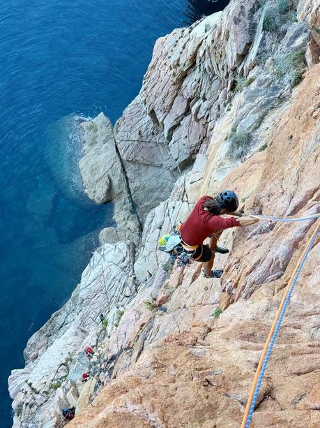An einer steilen Küste über dem Meer in bestem Granit klettern – das ist für uns Alpenländler wohl der Inbegriff eines perfekten Tages im Kletterurlaub im Süden. 🌞🧗‍♂️ Eine Route, die genau das verspricht, ist die 'Ambata di melu' an der Westküste Korsikas. ✌🏻