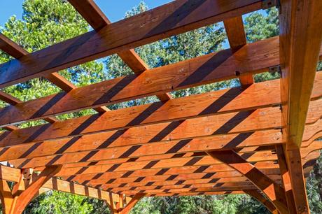 Natürliche Akzente im Garten: Holz als Material mit Zukunft und Charakter