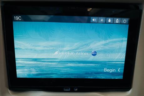 Der Bordunterhaltungsbildschirm von SriLankan Airlines zeigt einen Willkommensbildschirm und die Sitznummer 19C.