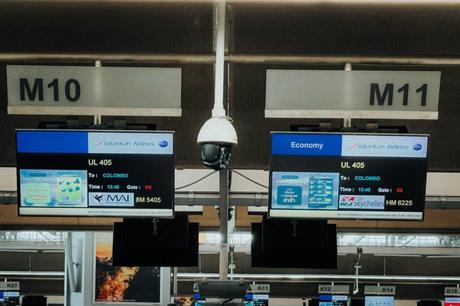 Zwei Check-in-Bildschirme für den SriLankan Airlines Flug UL405 nach Colombo an den Gates D6 und D8.