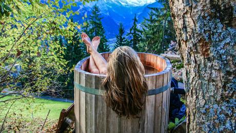 Erst schwitzen, dann entspannen: Wellness-Rituale im eigenen Garten