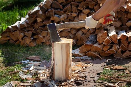 10 Profi-Tipps für die richtige Lagerung von Brennholz im Winter