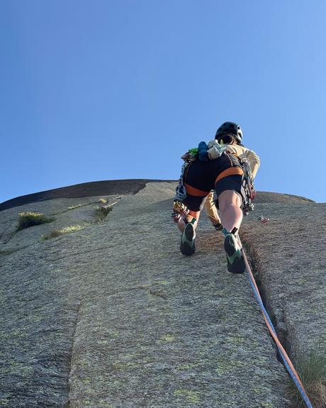 Anstatt gleich in eine ordentliche Trad-Route einzusteigen, habe ich als erste Tour im Valle dell'Orco die Hosenschisser-Variante gewählt und wir sind wieder einmal in vertrauten Platten gelandet. 🧗