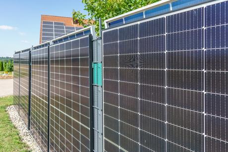 PV-Zaun im Garten mit Solarmodulen zur Stromerzeugung