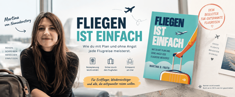 Lächelnde Frau mit einem Koffer neben einem Buchcover mit dem Titel „FLIEGEN IST EINFACH“ und dazugehörigen Grafiken zum Thema Fliegen – ideal für alle, die ihre Flugangst überwinden möchten.