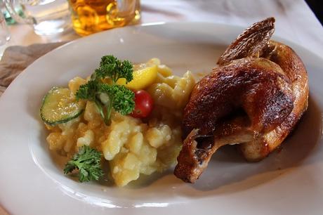 Hendl mit Kartoffelsalat in der Käfer Wiesn-Schänke