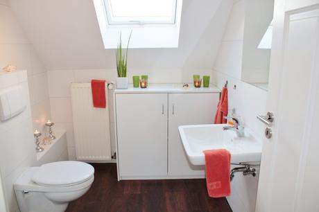 Badezimmer mit Toilette und WC-Deckel