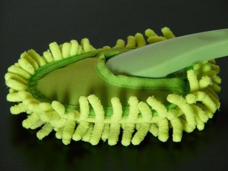 Staubwedel aus Mikrofaser beim Abstauben