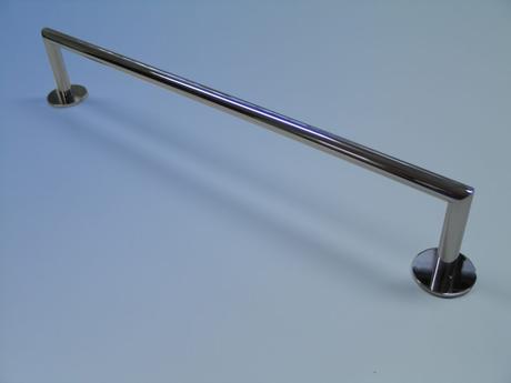 Große und kleine Handtücher an einem Handtuchhalter im Bad