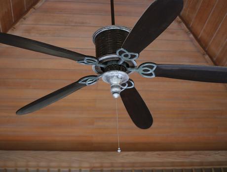 Deckenventilator an der Zimmerdecke eines Wohnraums