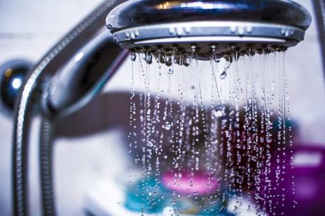 Wasserstrahl einer Kopfbrause in der Dusche
