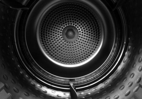 Waschmaschine und Trockner im Hauswirtschaftsraum