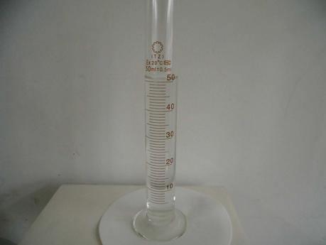 Aceton in einer beschrifteten Reagenzflasche.