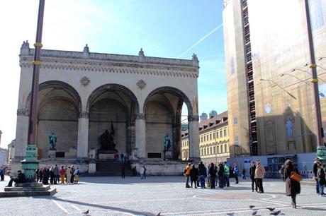 Odeonsplatz mit Feldherrnhalle und Theatinerkirche