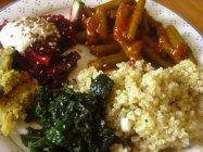 Brennesseln, Quinoa und grüne Bohnen mit Rote Bete Salat