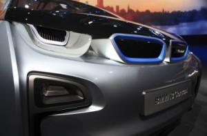 Markant blau abgesetzte BMW Niere im Elektroauto i3