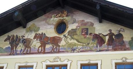 Reutte in Tirol: Alte Tradition der Hausbemalung modern fortgeführt