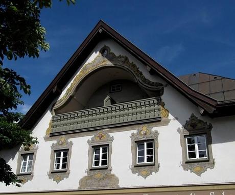 Reutte in Tirol: Alte Tradition der Hausbemalung modern fortgeführt
