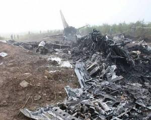 Flugzeug bricht bei Landung auseinander – 42 tote