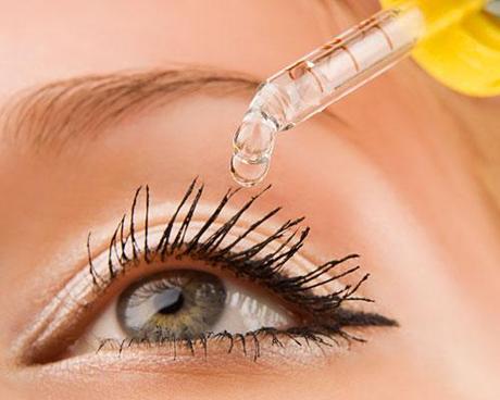 Kontaktlinsen und Augentropfen