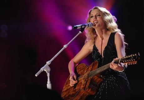 Taylor Swift performt 'Mine' beim CMA Music Festival
