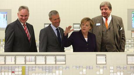 E.on-Chef Johannes Teyssen, Umweltminister Norbert Röttgen, Bundeskanzlerin Angela Merkel und RWE-Chef Jürgen Großmann besichtigen das Atomkraftwerk Emsland