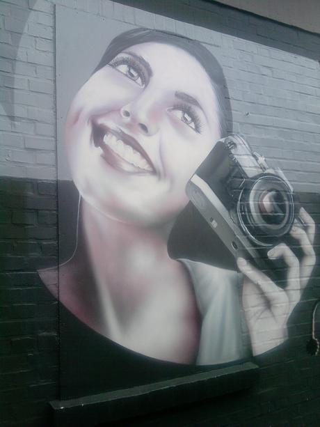 Schablonengraffiti einer Frau auf Mauer