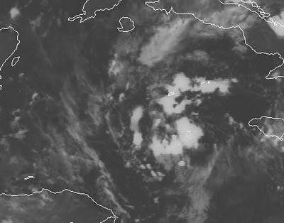 Atlantik aktuell: Tiefdruckgebiet 92L (pot. Tropensturm KARL) wird starke Regenfälle ueber Kuba, Jamaika, Yucatán und den Cayman Islands verursachen