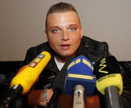 BESCHREIBUNG:VIENNA, AUSTRIA - MAY 10: Menowin Froehlich attends a press conference during a visit at Lugner City on May, Menowin Froehlich 10, 2010 in Vienna, Austria. (Photo by Christian Ort/Getty Images)