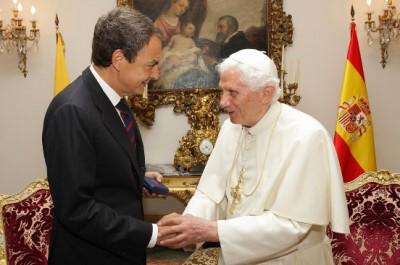 In Madrid traf der Papst auch den spanischen Ministerpräsidenten Zapatero © REUTERS