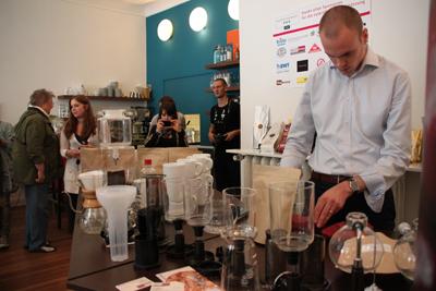 Coffee Trader Sander Reuderink bereitet das Cupping vor. 11 verschiedene Kaffees hat er am Abend zuvor ausgewählt und in kleinen Chargen geröstet