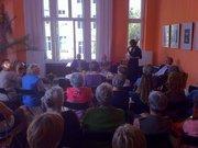 "In roten Schuhen"....