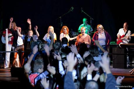 ABBA Bergwelle - Das Publikum vor und auf der Bühne voll dabei