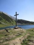 Kreuz oberhalb des Sees