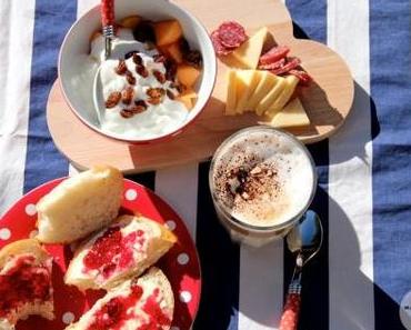 Vielleicht eines der letzten Frühstücke des Jahres auf dem sonnigen Balkon