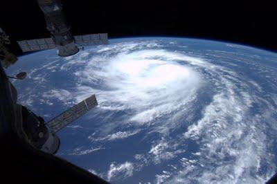 Hurrikan KATIA: Intensivierung etwas gebremst .... und ein Foto von der International Space Station (ISS) aus gesehen, aktuell, Katia, 2011, Hurrikansaison 2011, Verlauf, Atlantik, Vorhersage Forecast Prognose, Hurrikan Satellitenbilder, Satellitenbild Satellitenbilder, NASA, ISS, 