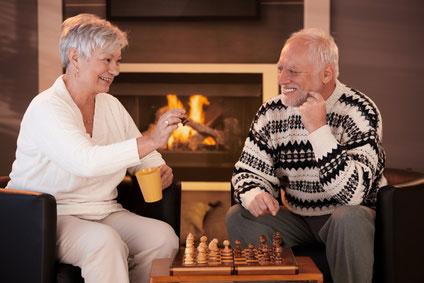 Tipps für einen Kaminabend mit Seniorengruppen